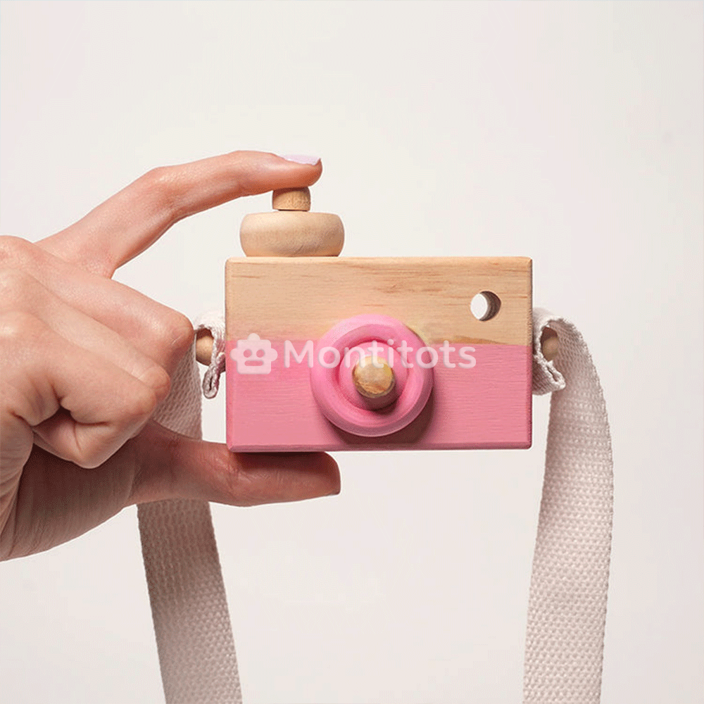 Montessori Wooden Camera in pink in hand